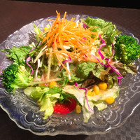 大井町銭場精肉店 - 野菜たっぷりグリーンサラダ