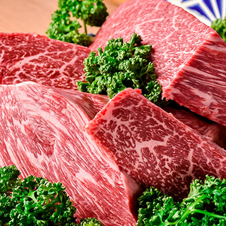 We offer carefully selected meat including Kuroge Wagyu beef from Kyushu! Be sure to try the assortment ◎