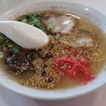 白雲軒 - ラーメン500円　最初から紅生姜、ゴマ入り