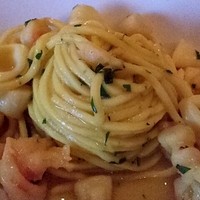 イル・テアトロ - パスタ：ディルを練りこんだ自家製タリオリーニ、サフラン風味の魚介と共に
