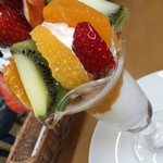 観音山フルーツパーラー - 寄りの写真。瑞々しい果物達。プリプリしてる。