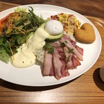 Yellowtail Cafe - アボカド＆ベーコン
            エッグライスベネディクトランチ  1400円 税込
            