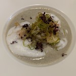 レ・カネキヨ - 前菜：「ごぼうのスープ」 根菜と海老のポアレを添えて
