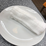 エベレストカフィーレストバル - 拭いた後に皿に置いたおしぼり（食後）