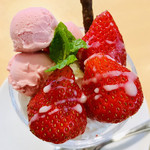 アオイ農園　ぶどうの木 - めちゃ小さな苺のミニパフェ