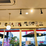 アオイ農園　ぶどうの木 - 店内
      サインが飾ってある