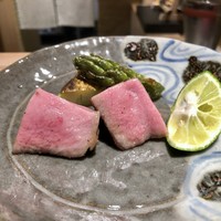 常 - 黒毛和牛のタンの炭火焼き アスパラガス