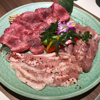 焼肉ダイニング MEGUMI 本店 - タン、鳥、豚トロ等の5人盛り合わせ