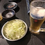 焼肉いち - 生ビールとお通しの生キャベツ