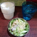 ムガルカフェ - セットのサラダとラッシー