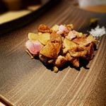 居酒屋 ニクヤウサギ - 妻地鶏のもも焼き