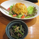 魚虎 - 特製サラダ(小) 680円、春ワラビポン酢 400円