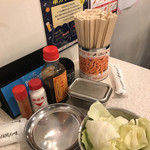 쿠시카츠 타나카 욧카이치 에키마에점 - テーブル