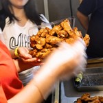 丸重チキンハウス - 詰め放題（期間限定）　ものすごい量だ