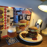 ダコタ ラスティック テーブル - ベーコンチーズバーガー￥１２５０