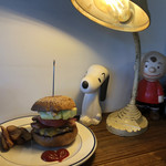 ダコタ ラスティック テーブル - ベーコンチーズバーガー￥１２５０