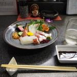 和幸寿司 - お造り盛り合わせ ＆ 冷酒（庭のうぐいす 特別純米中汲み）