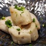 鮨匠 のむら - (04)伊佐木(鹿児島県開聞岳沖産)の白子
      湯煎してから更に微かに炙ってあり、柔らかくて芳ばしさがあります。
      伊佐木の白子はどちらかと言えば淡白ですが絶妙な2度の火入れでコクを深めているようです。