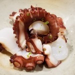 鮨匠 のむら - (06)茹で真蛸(鹿児島県開聞岳沖産)
      産卵期は初夏～初秋、旬は初夏～初秋と晩秋～冬の2回、寿命は約1年
      茹で立て熱々に細工包丁を入れます
      何も付けず一口「旨い！」
      旨味が濃厚で自然な甘さが拡がります