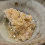 鮨匠 のむら - (07)真蛸(鹿児島県開聞岳沖産)の真子
      産卵期は初夏～初秋
      粒が綺麗に立ってさっぱりとした薄味の味付けで柔らかな旨みを楽しみました。
      海藤花(かいとうげ)と呼ぶそうです。