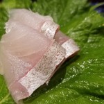 鮨匠 のむら - (08)勘八(鹿児島県開聞岳沖産、放血神経〆)
      産卵期は春～夏、旬は秋～冬。
      青物は爽やかな香りを楽しんでもらうというポリシーから子供サイズがメイン。
      香りある爽やかな青物の脂、爽やかな甘みが鮮烈です