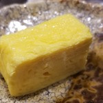 鮨匠 のむら - (09)出汁巻き玉子
      湯気が出る程のほわっとした焼き立て。
      出汁巻き玉子は気持ち甘口で程よいシットリ感
      お鮨屋さんで序盤に玉子が出るお店は凄く珍しい。