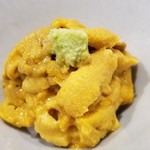 鮨匠 のむら - (10)紫雲丹(鹿児島県産)
      産卵期は初夏～晩夏、旬は初夏～晩夏。
      旬を迎えた上品な甘みを一口は5秒ホールドで堪能。
      口の中の体温でスゥッと溶けます。