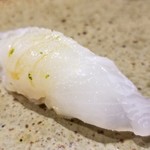 鮨匠 のむら - (13)目一鯛(鹿児島県開聞岳沖産)　
      産卵期は夏～秋、旬は夏～冬
      白身魚なのにコリコリではなく、モチモチとした食感としっかりのった脂からくる甘味が特徴です。