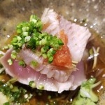 鮨匠 のむら - (18)歯鰹(鹿児島県開聞岳沖産)のたたき
      産卵期は夏、旬は秋～冬。
      鰹と歯鰹は別の魚で習性が異なり、その身も薄い桃色で、本来は味わいはサッパリ。
      こちらは脂のりが良く、たたきなのに味わいが濃いめ♪