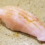 鮨匠 のむら - (19)赤鯥(鹿児島県開聞岳沖産)
      産卵期は初夏～初秋、旬は晩秋～晩冬
      日本海北部の赤鯥よりも随分とさっぱりとしています。焼き物なら寒いエリアに限りますが、鮨やお造りなら逆に南エリアもありですね。