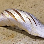 鮨匠 のむら - (20)小鰭(鹿児島県開聞岳沖産)
      産卵期は春。旬はそれぞれ、新子は初夏。
      小鰭は鮗の青年期の呼び名。
      小鰭は夏、鮗は晩秋～晩冬、寿命3年。
      〆の塩梅が良く、薫りが良いです。
      脂のりも良く美味しい。