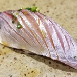 鮨匠 のむら - (21)根付き真鯵(鹿児島県開聞岳沖産)
      産卵期は春～夏、旬は秋～冬。
      根付きの鯵はしっかり餌を食べ脂のりも良いけれど、その脂は軽く、爽やかにとろけます。
      薫りが素晴らしいですね♪