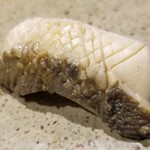 鮨匠 のむら - (23)焚き黒鮑(佐賀県唐津産)
      産卵期は秋～冬(禁漁)、旬は初夏～夏。
      6時間煮込んでも大きいままなんだとか。
      大根の煮汁で6時間焚くので大変柔らかく、その身がプルプルと震えるほど。
      旨みも抜群です