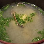 鮨匠 のむら - (25)鯏(アサリ)のお味噌汁
      飲んで食べてですが、お味噌汁を頂くといつもホッとします。