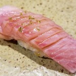 鮨匠 のむら - (24)歯鰹(鹿児島県開聞岳沖産)
      産卵期は夏、旬は秋～冬。
      鰹より臭みが圧倒的に少なく、生食に向いています。
      普通の鰹より色が薄く、味もさっぱり。