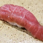 鮨匠 のむら - (26)本鮪赤身(長崎県対馬列島産)
      日本近海の本鮪の産卵期は春～夏、旬は初秋～冬。
      鹿児島は小型の本鮪の漁獲制限をオーバーしたため、本鮪漁は禁止のまま
      赤身ですが中トロに近い部分を少し寝かせたモノ