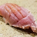 鮨匠 のむら - (27)本鮪(長崎県対馬列島産)炙り中トロのヅケ
      日本近海の本鮪の産卵期は春～夏、旬は初秋～冬。
      軽く炙ってから脂を活性化させてから、軽めのヅケに
      包丁を入れて脂の旨みと甘みが拡がり易くしてあります