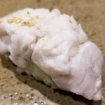 鮨匠 のむら - (28)蒸し太刀魚(鹿児島県開聞岳沖産)
      産卵期は海水温により春～秋、旬はほぼ通年。
      蒸し焼きで脂分を落としてサッパリとした味わい。
      サッパリ系で自信を持って勝負されているのが、凄いです。