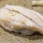 鮨匠 のむら - (29)蒸し真穴子(長崎県対馬産)
      産卵期は初夏～初秋、旬は夏～秋。
      寿命は3年~7年くらい。
      ふわふわ穴子が美味しい！
      蒸し立てを出して下さいます。
      味付けはオリジナル出汁醤油