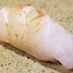 鮨匠 のむら - (31)並笛鯛(鹿児島県開聞岳沖産)
      産卵期は夏～秋、旬は春～夏、暖かいエリアは通年。
      皮下の赤い身の脂のりが凄い、白身部分も同様です。
      しっかりとしたコクがあり、旨みを感じます。