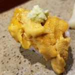 鮨匠 のむら - (32)紫雲丹(鹿児島県産)
      産卵期は初夏～晩夏、旬は初夏～晩夏。
      旬を迎えた上品な甘みを一口は5秒ホールドで堪能。
      口の中の体温でスゥッと溶けます。