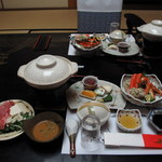 深谷温泉 元湯石屋 - 夕食は加賀郷土会席10品コース。最初にいきなり酢ガニやお造りなどが並ぶ