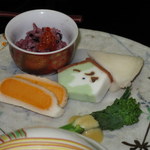 深谷温泉 元湯石屋 - 先付は、古代米!?や干支をかたどった絵馬のようなかまぼこなど見てて楽しい