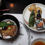 深谷温泉 元湯石屋 - 左は加賀伝統の治部煮、右は丸芋の天ぷら　紅葉おろし和え