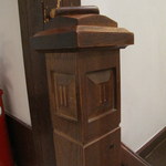 深谷温泉 元湯石屋 - 石灯籠のような階段の親柱。