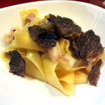 ラ･マンチーナ - 酵素ポークと白菜、黒トリュフがけパッパルデッレ