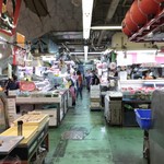 歩のサーターアンダギー - ［2019/06］確かに「そりゃそうだ」と思わせる年季の入った建屋で、その中に海産物を取り扱う店やら、生育を取り扱い店が立ち並びます。