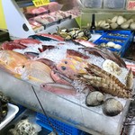 歩のサーターアンダギー - ［2019/06］県外から来た者から見ると、見慣れない魚が並びます。