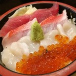 玄海寿司 本店 - 日替わり丼　４色丼(鮪、金目鯛、ホタテ、いくら)　990円