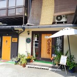 カフェ マンヘイ - お店の外観。右側がカフェ　マンヘイさんで左側がよっさんのカレー屋さん